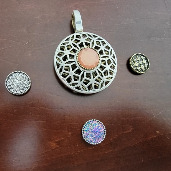 Premier Second Act pendant with necklaces - Picture 5 of 8